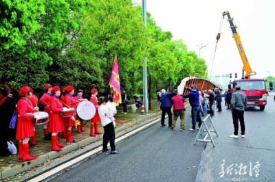 湘潭八总“华光号”传统龙舟顺利接龙