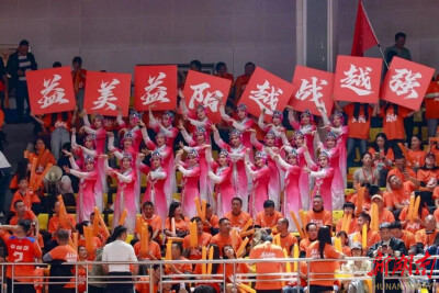 帮你们问到了：“火”出圈的益阳花鼓风啦啦队员，来自益阳师专！