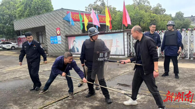 万一遇到暴恐袭击怎么办？赫山民警进企业手把手教实战技巧