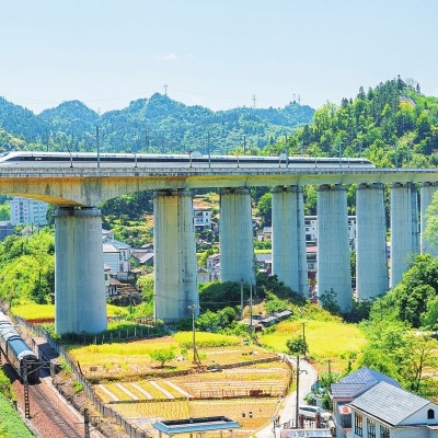 快慢双轨 一帧山河@湖南日报图片新闻