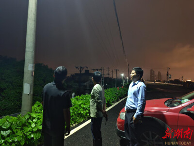 雨夜，他们在大堤上一盏一盏地检查防汛照明路灯