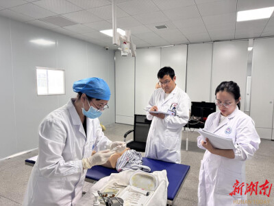 “逆袭”背后是教育初心的实践！面对“先天不足”的乡医班学员，益阳医专附属医院选择手把手教、真环境练