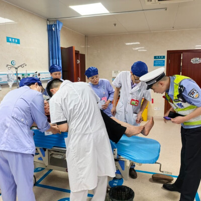 10分钟生命接力！交警紧急护送被蛇咬伤男子