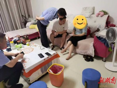 “民警来了怎么办？”当赫山民警冲进家门时，段女士正一边拿着金条一边电话询问骗子