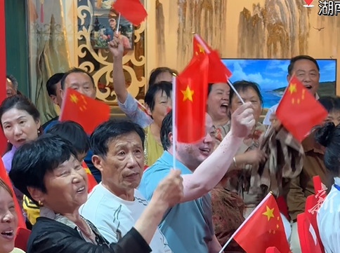 神舟二十一号乘组今夜返程！张陆家乡父老齐聚收看直播，满心欢喜为英雄喝彩
