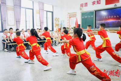深挖长征故事融入现代 AI技术！团益阳市委主办的少先队活动课亮点满满
