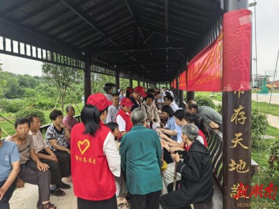 医法同行践初心 南华医院联合律师团队走进莲塘村开展公益义诊普法活动