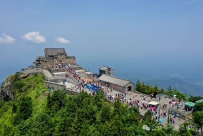 南岳打击旅游乱象，18名违规人员被限制进入南岳大庙