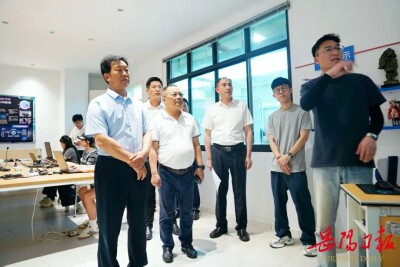 李挚专题调研高等职业教育工作