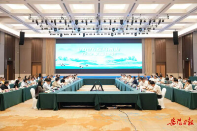 谢卫江主持召开岳马南湖·企业家座谈会