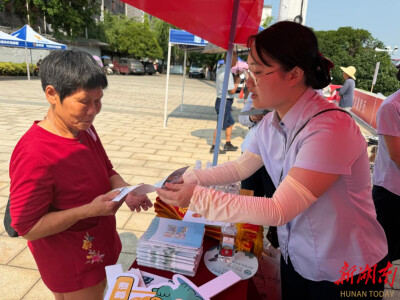 这边龙舟划得欢，那边反诈讲得忙！益阳农商银行把“金融课堂”搬到了兰溪河畔