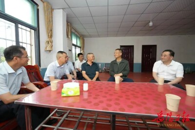 谢卫江在平江县现场接待信访群众