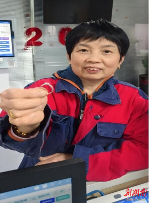 南华医院保洁员拾金不昧，万元钻戒物归原主