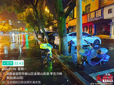 徒手掏落叶、通宵守积水，益阳市政昨晚出动职工32人次巡查城区排水管网、应急处置易涝点位