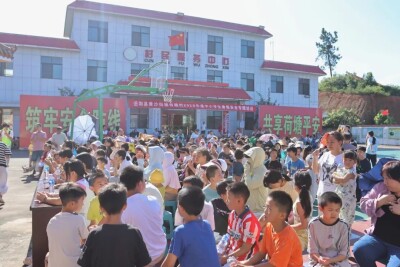 岳阳县黄沙街镇荷塘村：乡贤携手大学生志愿者，送“安全课”进乡村