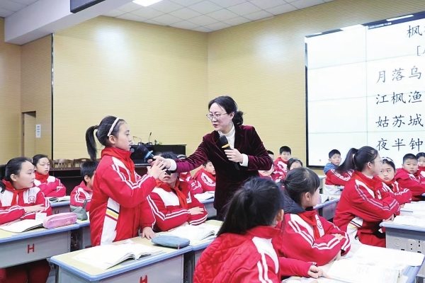 湖南日报看郴州丨李飞霞：陪着孩子们一起“打通关”