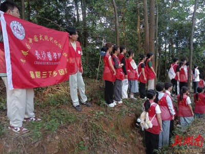 长沙医学院在岳阳采写党课