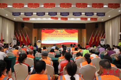 组图丨关爱一线劳动者，郴州公益组织赠送“三伏贴”