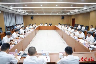谢卫江在湖南理工大学调研座谈