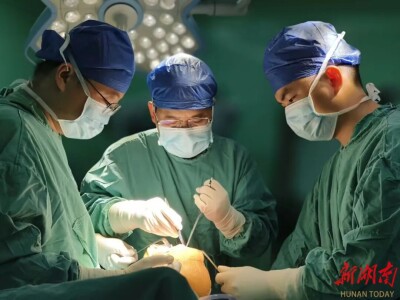 重度膝关节炎别硬扛！湘潭市第一人民医院用两次膝关节置换，助患者告别十年膝痛