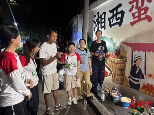 万名师生走进武陵山 | 画家杨卫平街头“接笔” 研究生墙绘瞬间“活”了