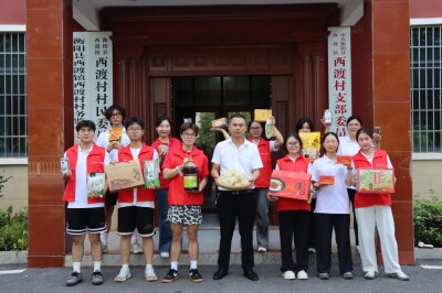 南华学子携手村支书直播乡土好物