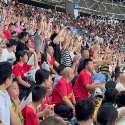 这不是演唱会，这是湘超！现场观众玩起“人浪”为赛场喝彩，欢呼声响彻衡阳市体育中心