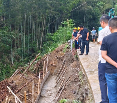 新田瑶乡：竹林深涧建起“悬空路” 驻村监督队严把工程“质量关”