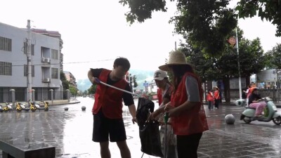 蓝山县返乡大学生争当“河小青”保护母亲河