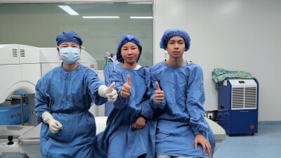 暖心摘镜母子档！岳阳爱尔眼科定制化手术解锁两代人高清视界
