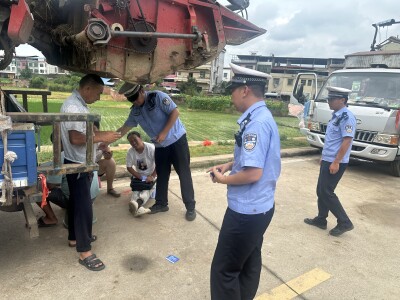 东安交警在国省道为跨区收割机手送安全指南