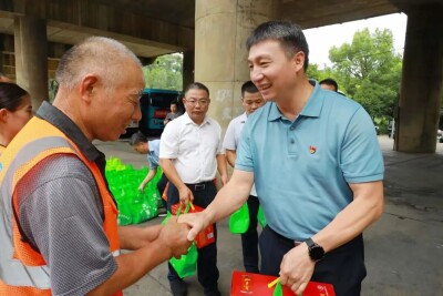 禹谦和、吕银俊走访慰问一线在岗劳动者
