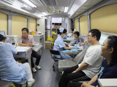 热血映检徽 汨罗市人民检察院开展无偿献血活动