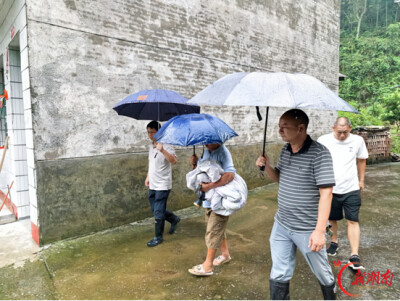 风雨夜守平安 金洞石鼓源乡连夜避险转移群众24户47人