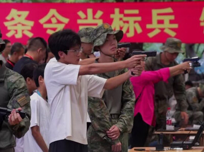 报到现场人气拉满！国防科大模拟射击体验区火出圈