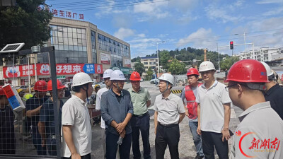 平江县住建局：战酷暑抢工期 惠民生提质效