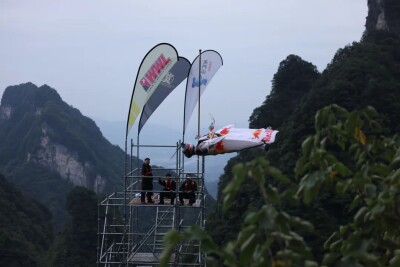 翼装“飞人”天门山挑战“人箭穿靶”