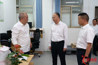 尊师重教暖师心 立德树人育新人 刘勇会走访慰问一线教师和教育工作者