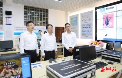 向世聪走访慰问教师代表
