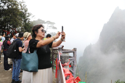 云雾漫莽山 秋景美如画