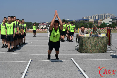 蒸湘区：阳光下的新兵考核