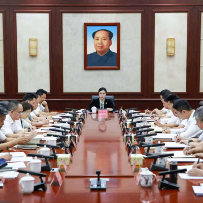 韦朝晖主持市委理论学习中心组集体学习
