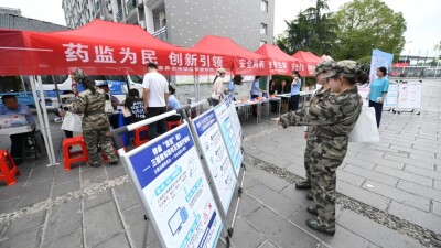 药监为民创新引领！张家界市市场监管局进校园科普药械化安全，筑牢青春防护墙