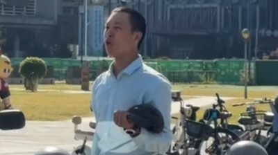 九一八防空警报响彻城市上空 骑手摘帽高呼“勿忘国耻，振兴中华！” 