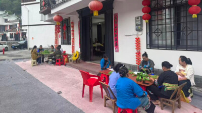 安置区里做起仿真花 移民家门口挣上钱