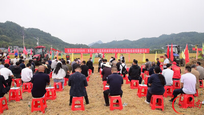 张家界市举办水稻机收减损秸秆综合利用现场培训观摩演示会