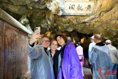 俄罗斯媒体网红代表团造访张家界黄龙洞景区