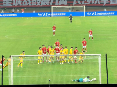 千钧一发！上半场第30分钟，长沙绝佳任意球，被郴州门将极限扑出 