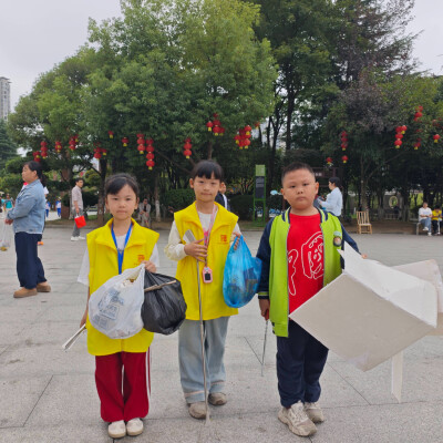 “守护一方碧水 点亮洁净地球” 怀化开展世界清洁地球日巡河净滩公益活动