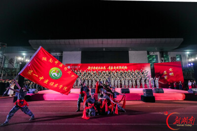 军训场秒变合唱现场！湖南高校这堂“音乐思政课”超燃